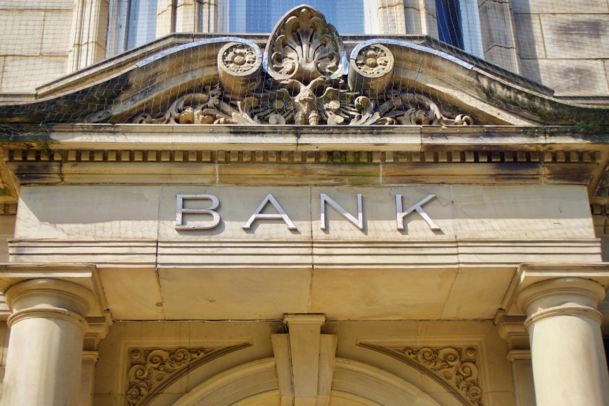 Who Sets the Price of Gold? Market Forces & Key Players